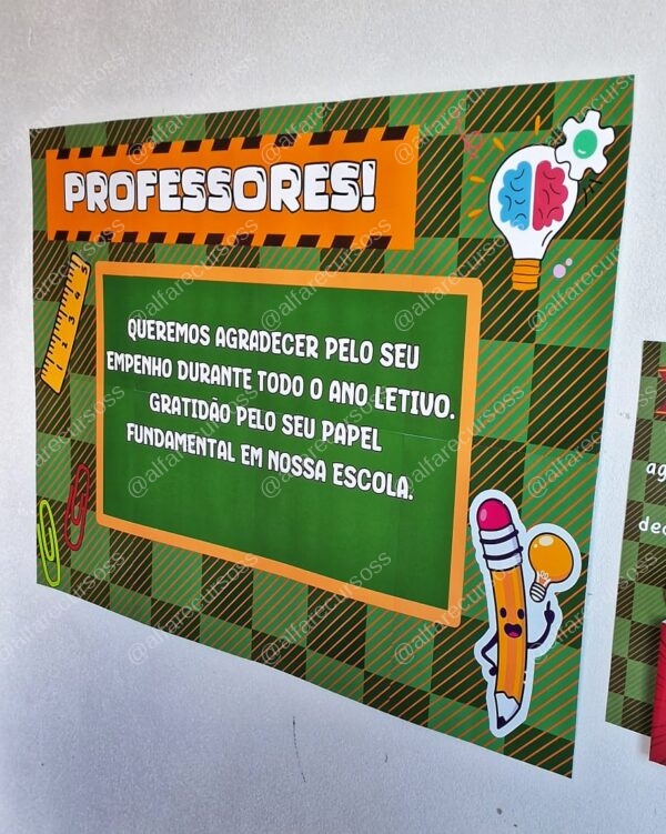 Painel de agradecimento aos professores pelo ano letivo